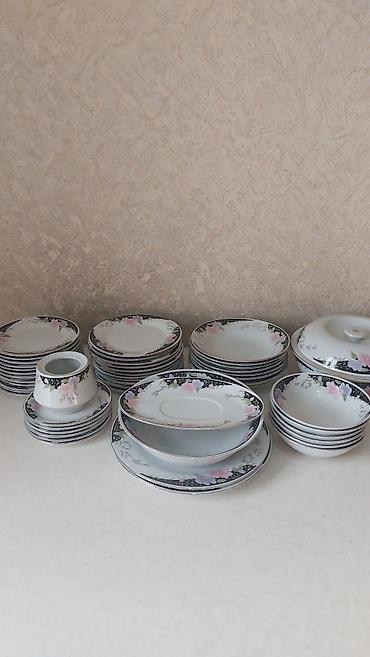 Посуда: Набор керамических обеденных тарелок, состоящий из одной овальной — 2