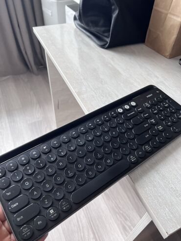 xiaomi клавиатура: Продаю б/у блютуз клавиатуру от xiaomi miiiw. Работает исправно и