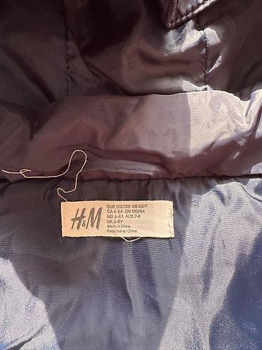 Верхняя одежда: Детский утеплённый жилет с капюшоном. H&M оригинал из США. На 6-8 — 4