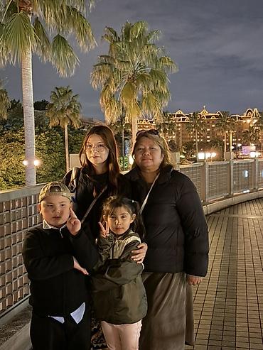 Пуховики и зимние куртки: Пуховая куртка женская, утеплённая, черного цвета - Длина: до бедра — 4