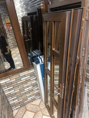 Plastik pəncərələr: Şüşəli alüminium çərçivəli qəhvəyi pəncərə. Pəncərə 208 sm eni və 89