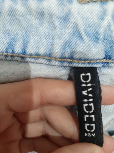 Şortlar: Qadın geyimi – cins şort və cins ətək dəsti. Biri 15 manat. İkisini de — 8