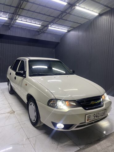 купить резину на москвич: Автомобиль Chevrolet Nexia бежевого цвета, предназначенный для