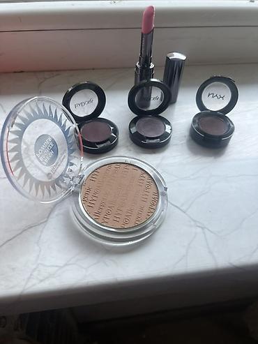 Kirşanlar: Makiyaj dəsti – müxtəlif brendlər Tərkib: - Shiseido dodaq boyası — 2