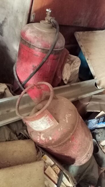 купить маленький газовый баллон бу: Газ балон рабочие больший 2000т.маленький 1300с