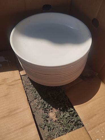 dish sets: Комплект: металлический каркас-шкаф и партия белых столовых тарелок — 4
