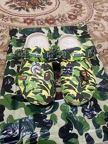 jibbitz: Клоги Crocs x A Bathing Ape (BAPE) с камуфляжным принтом — 1