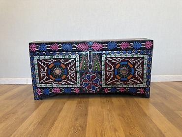 tarixe aid sekiller: Əl işli naxışlı taxta sandıq - Material: küt taxtadan hazırlanmış — 1