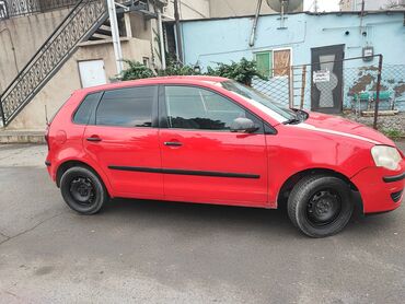 фольксваген поло новый кузов комплектации и цены: Volkswagen Polo markalı, qırmızı rəngli hetçbek avtomobili. Bu model