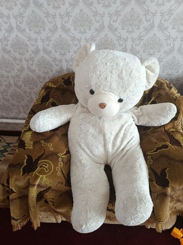навесные игрушки на кроватку: Мягкая игрушка в виде большого белого мишка. Игрушка имеет мягкий