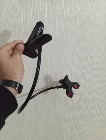 netbook ucuz: Maşın da çəkiliş aparmaq üçün elastik əyilə bilən telefon tutacağı