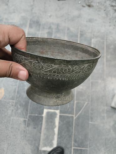 Metaldan hazırlanmış dekorativ qab - Material: tökmə metal (ehtimalən