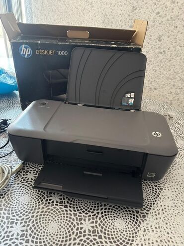 hp deskjet f380: HP Deskjet 1000 printeri, qara rəngdə, evdə və ya kiçik ofisdə