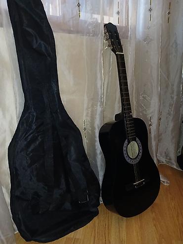 Gitaralar: Klassik akustik gitara – 4/4 tam ölçü, qara rəngdə. Xüsusiyyətlər: - — 2