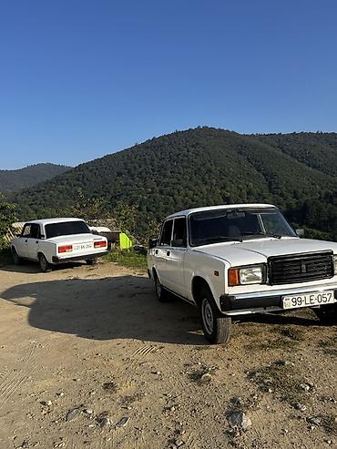 su radiatoru: VAZ 2107 avtomobili təqdim olunur. Sedan kuzova malik bu model ağ — 2