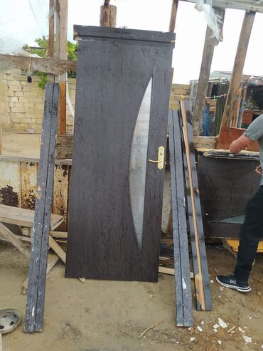 Metal məhsulları: Metall qapılar dəsti - Material: polad/metall karkas, tünd rəngli MDF