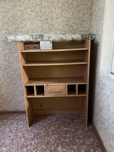 современный письменный стол для школьника: Продаю компактный письменный стол. Отлично подойдёт для школьника или
