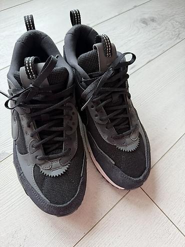 koji je ovo model patika: Nike unisex patike – crne -Velicina: 38. - Model sa vidljivim Air — 2