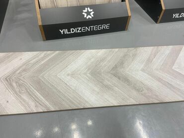 кварцевый ламинат баку: Yıldız Entegre laminat döşəmə paneli - Dizayn: açıq boz-bej tonlarda