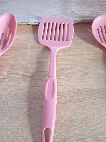 Kompleti posuđa: Komplet posuđa i kuhinjskog pribora – roze - Posuđe: tri — 4