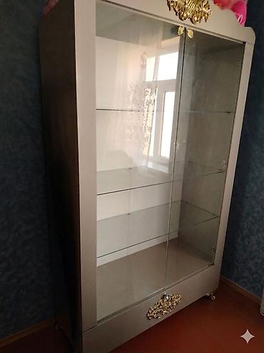 divar vitrini: Şüşə vitrin/dolap - Material: möhkəm korpus, ön hissə tam şüşə — 1