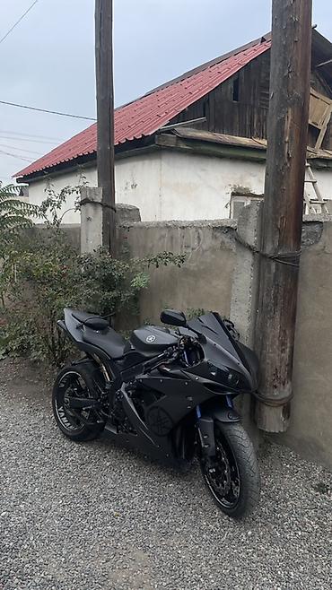 bike helmet: Спортивный мотоцикл Yamaha YZF-R1 2005 года (чёрный мат) Торг — 4