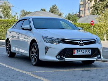 белая toyota в Кыргызстан | Автозапчасти: Toyota Camry: 2.5 л | 2017 г. | Седан