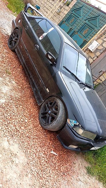 bmw e36 kuza: BMW 3 Series E36 sedan, qara rəng. - Kuzov: aerodinamik body-kit, ön — 3