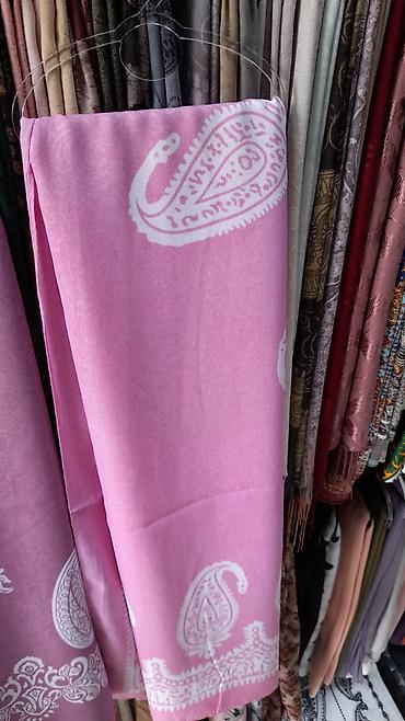 tirmə şal: Şal/örtü – çəhrayı rəng, ağ paisley (buta) naxışlı. - Material — 1