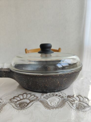 эмалированные посуды: Сковорода с крышкой б/ у в хорошем состоянии 800 сом - Материал