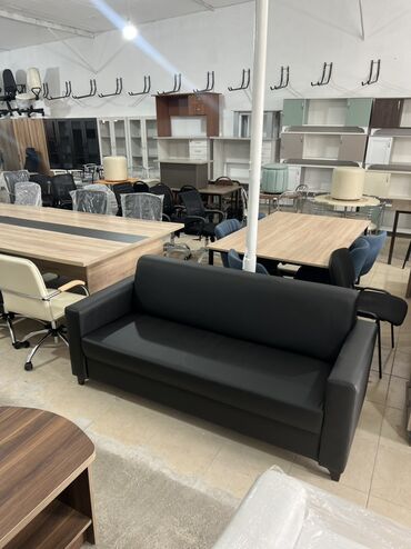 sunduk: Ofis üçün qara divan - Minimalist dizayn: düz xətlər, dar qol