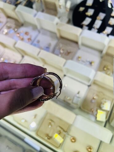 серьги и кольцо золотые с бриллиантом: Продаю эксклюзивные золотые изделия 585 пр. Натуральный камень топаз
