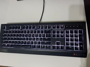 Printerlər: Razer klaviaturası – tam ölçülü, rəqəm bloku və media düymələri ilə