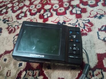 цифровой фотоапарат: Цифровая фотокамера Olympus черного цвета, модель Stylus. Оснащена
