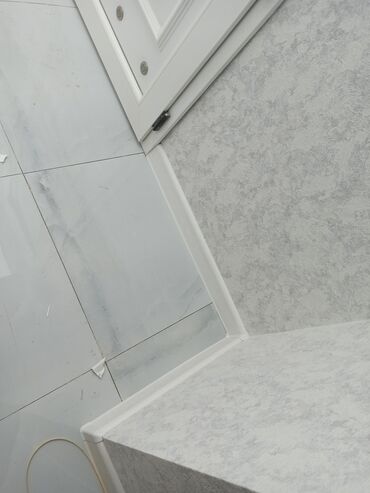 Döşəmə işləri: Laminat ustası her bir nov laminatlarin vurulmasi bilintuslarin — 8