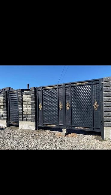 Откатные ворота: Металлические ворота с горизонтальными ламелями, окрашенные в серый — 25