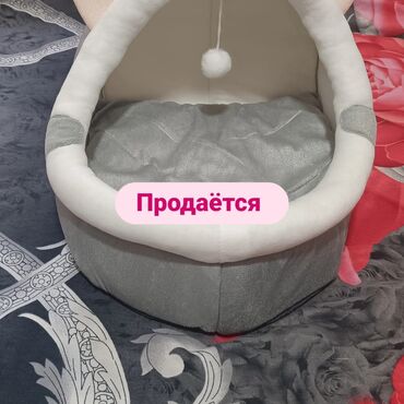 домик туалет для кошек: Уютная и стильная лежанка для домашних животных, выполненная в