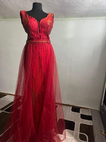 Вечерние платья: Вечерние платья, длинные, на подкладке. 1) Голубое: - Силуэт — 11