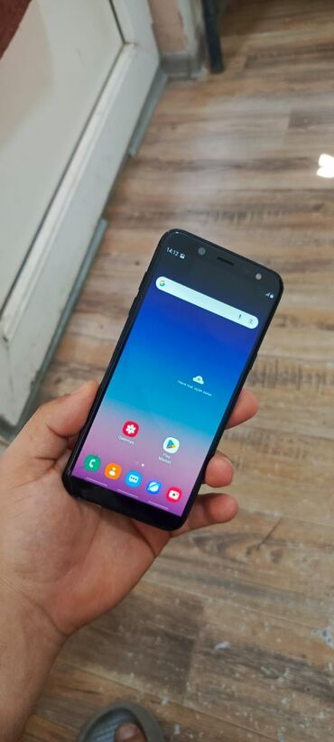 телефон fly fs502 cirrus 1: Samsung Galaxy A8 2018, цвет - Черный, Сенсорный