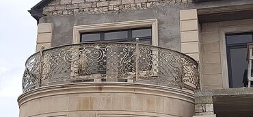 Pilləkən məhəccərləri: Ağ və qızılı rənglərdə olan bu dəmir pilləkən məhəccəri, evin — 4