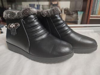 зимный обувь: Добрый вечер. Продаю новые зимние ботинки с флисовой подкладкой