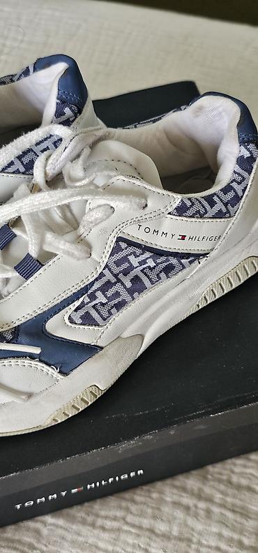 Кроссовки и спортивная обувь: Tommy Hilfiger kişi krossovkaları - Rəng: ağ və tünd göy 34-35 - — 1