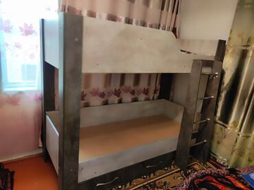 сайдинг дерево: Двухъярусная кровать из ДСП в нейтральных тонах с лестницей сбоку