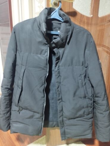 Куртки: Продаю зимняя куртка 
на рост 170-180
весь 60-68