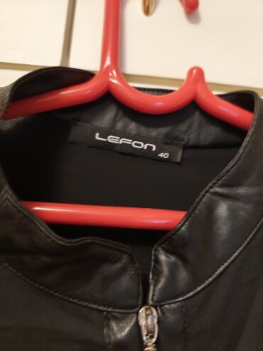 Bluze: Dve ženske bluze u nežnim neutralnim tonovima. 1) Puder‑roze bluza: - — 7