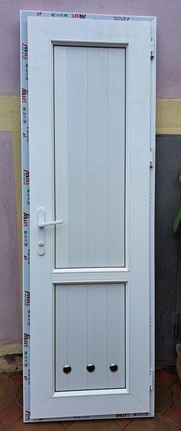 işlənmiş qapılar: Пластиковая дверь