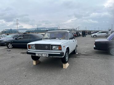 VAZ (LADA): VAZ 2107 sedan Xüsusiyyətlər: - Kuzov: 4 qapılı sedan, ağ rəng - — 1