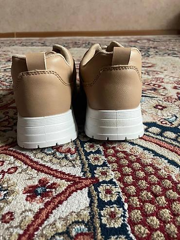 Кроссовки и спортивная обувь: Кроссовки, 2 пары. - Пара 1: бежевые кроссовки на толстой белой — 3