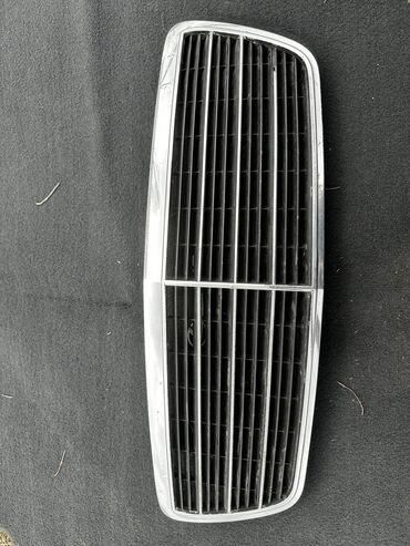 туманик 210: Решетка радиатора Mercedes-Benz 2000 г., Б/у, Оригинал, Германия