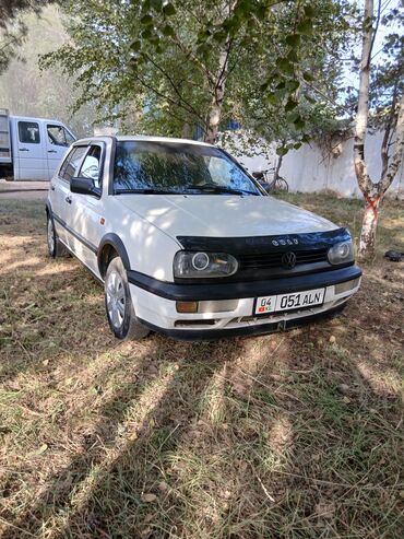 Белый хэтчбек Volkswagen Golf III, представленный в классическом